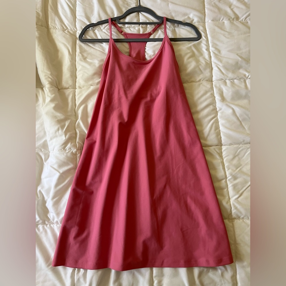 Stretchy. Light pink. Built in sports bra. synch’s waist. Holds everything in.